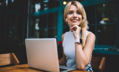 Gülümseyen kadın Freelancer uzağa bakıyor