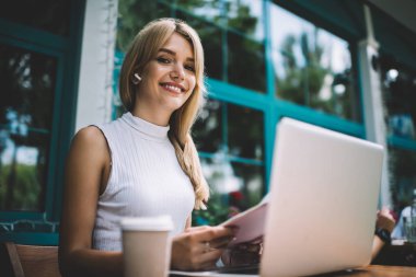 Kamera bakarak Notebook ile gülümseyen Freelancer