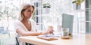 Genç kadın bu profesyonel yazarak yeni program kodu için Web sayfası oluşturmak için iş blog internet alanı, Kafkas sarışın kadın öğrenci arama hakkında bilgi dil kursları online