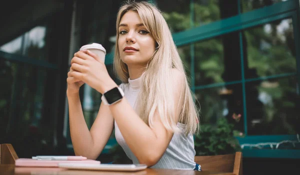 Vrouw met warme drank in het openluchtcafé — Stockfoto