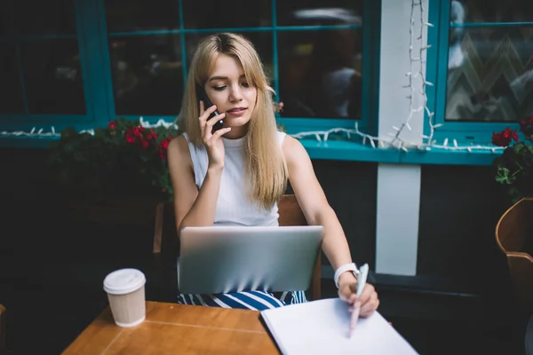 Freelance che parla al telefono e prende appunti — Foto Stock