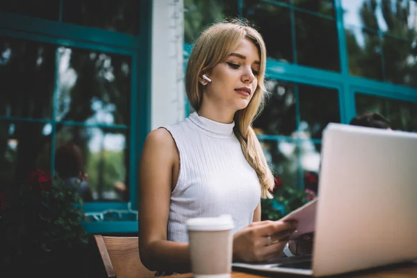 Freelancer femenina leyendo notas en cuaderno — Foto de Stock