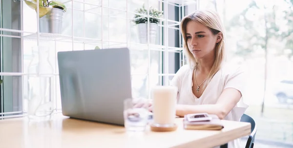 Étudiante Sérieuse Regarder Webinaire Ligne Sur Développement Logiciels Utilisant Une — Photo