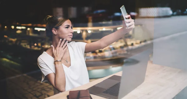 Aantrekkelijke Hipster Meisje Gekleed Casual Look Klikken Selfie Foto Mobiele — Stockfoto