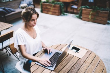 İnternet alanında içerik Web sitelerini kullanarak bloglama hakkında bilgi arayan genç hipster kız, arkadaşlar ile iletişim kurmak için yeni bir uygulama yükleme Casual bakmak giyinmiş kafkas kadın