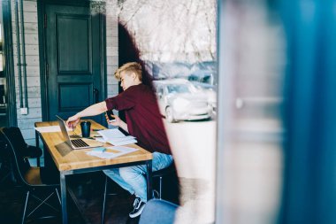 Modern dizüstü bilgisayarlı ve üniversite sınavına hazırlanan Çinli yeniyetme öğrenci, modern netbook 'ta ücretsiz internet bağlantısı kullanan yetenekli bir erkek blogcu.