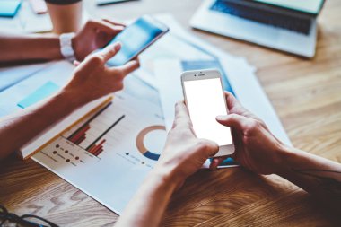 Çağdaş cep telefonlarını tutan ve sosyal ağlardaki takipçilerle sohbet ederken görüntülenen 4G kablosuz, cihazlar arasında medyayı paylaşma kavramı