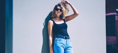 Genç beyaz kadın Model açık havada serbest zaman sırasında kentsel ayarı yakın poz, yarım uzunlukta portre çekici hipster kız Casual Denim giyim kamera görünümlü dışarıda giyinmiş