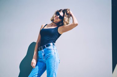 Çekici Kafkas modelinin yarı uzunlukta portre reklam metin için kopya uzay alanı yakın poz, şık güneş parlak gün boyunca promosyon arka plan yakın kamera bakarak güzel kadın