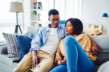 Düşünceli Afro-Amerikalı çift, evlerinde boş vakitlerini birlikte geçiriyorlar. İç içe konuşuyorlar, koyu tenli evlilik oturma odasındaki rahat kanepenin gelecekteki planlarını konuşuyorlar. İlişki