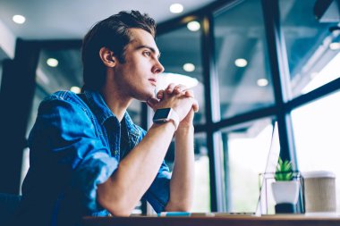 Pensive erkek programcı web sitesi için Php dil kodu hakkında düşünme işten görev üzerinde düşünme, düşünceli konsantre adam dizüstü bilgisayar ile masaüstünde oturan ve mesafe iş düşünme