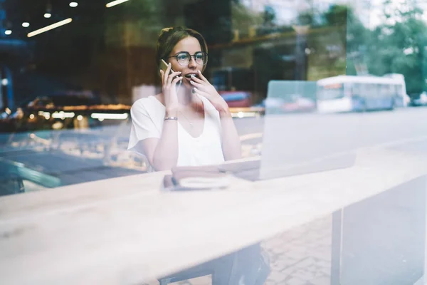 Verbaasd Vrouw Optische Bril Communiceren Met Klantenservice Gevoel Geschokt Van — Stockfoto