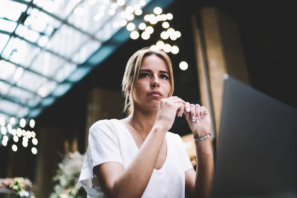 Pensativo Freelancer Mujer Pensando Actualización Software Ordenador Portátil Mientras Está —  Fotos de Stock