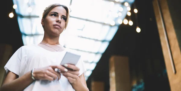 Menina Hipster Milenar Bonita Segurando Telefone Móvel Moderno Mão Olhando — Fotografia de Stock