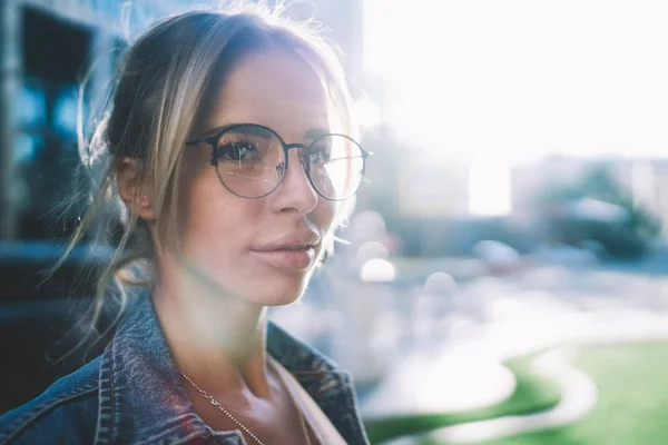 Unga Kaukasiska Hipster Flicka Glasögon För Att Ögonskydd Tittar Bort — Stockfoto