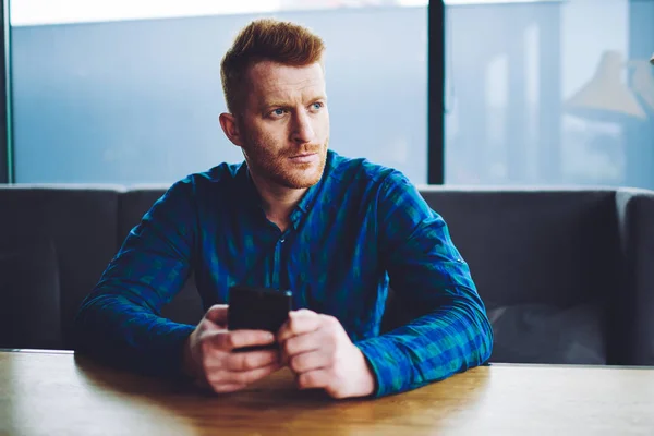 Pensativo Blogger Masculino Reflexivo Mirando Hacia Otro Lado Mientras Sostiene —  Fotos de Stock