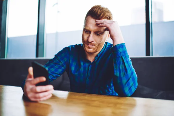 Verbaasd Hipster Kerel Stijlvolle Shirt Gevoel Nadenken Ontvangen Tekstbericht Accountsaldo — Stockfoto