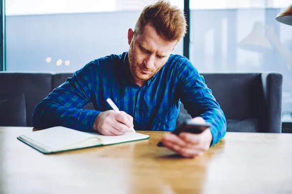 Serieuze Mannelijke Student Het Schrijven Van Informatie Voor Universitaire Cursuswerk — Stockfoto