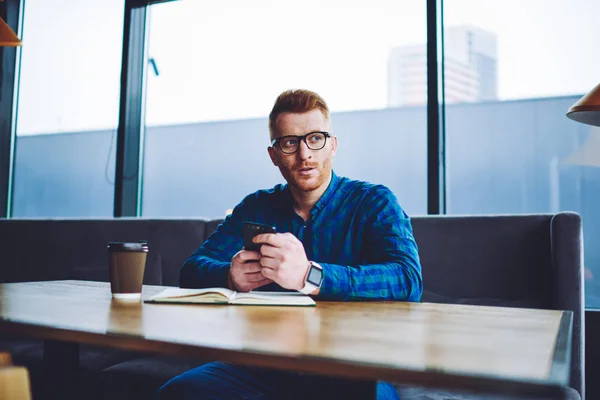 Ponderando Cara Hipster Óculos Pensativo Olhando Para Longe Enquanto Espera — Fotografia de Stock