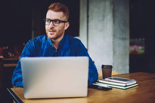 Omtenksom Hipster Fyr Som Bruker Tid Fjernarbeid Med Tenke Ideer – stockfoto