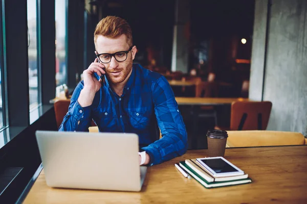 Kaukasisk Mann Ringte Diskuterte Varsling Tilkobling Bærbar Maskin Seriøs Hipster – stockfoto