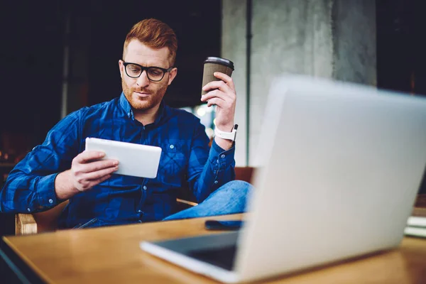 Kaukasischer Hipster Der Während Der Kaffeepause Coworking Space Online Videos — Stockfoto