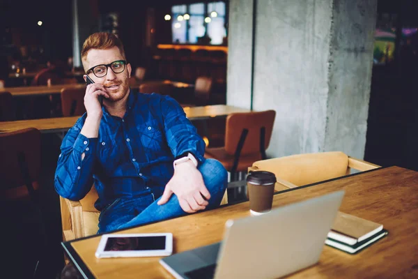 Libero Professionista Positivo Che Conversazione Cellulare Con Collega Consulenza Durante — Foto Stock