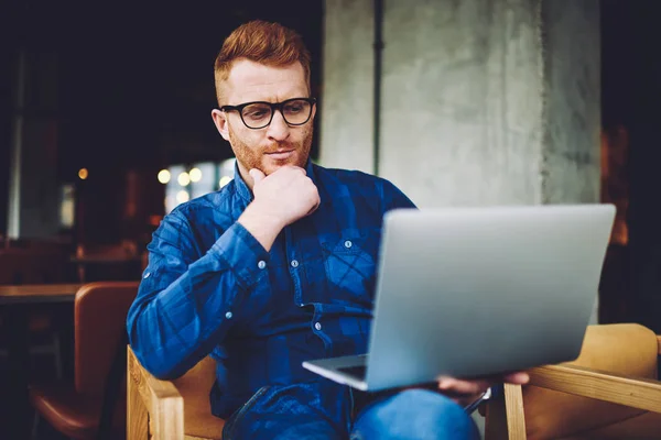 Forbløffet Dyktig Hipster Fyr Som Betaler Nettet Mens Han Koblet – stockfoto