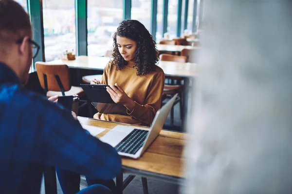 Coworking Alanında Erkek Meslektaşı Ile Zaman Içinde Klasörde Olay Yazma — Stok fotoğraf