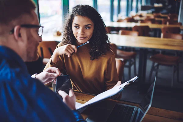 Positive Male Female Discussing Content Text Publication Cooperation Publicity Area — Stock Photo, Image