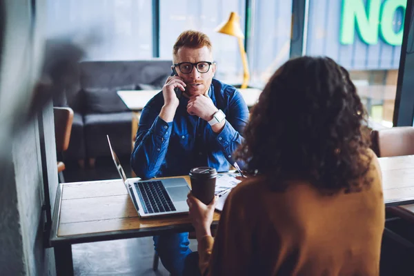 Coworking Alanında Kadın Meslektaşı Ile Işbirliği Yaparken Önemli Akıllı Telefon — Stok fotoğraf