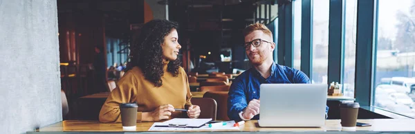 Positiva Manliga Och Kvinnliga Frilansande Grafiska Designers Diskuterar Nya Idéer — Stockfoto