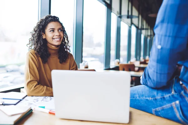 Menina Hipster Alegre Positiva Desfrutando Comunicação Com Amigo Masculino Durante — Fotografia de Stock