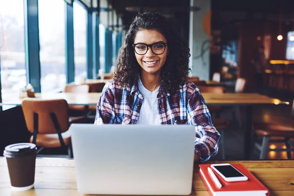 Ritratto Allegra Studentessa Africana Seduta Con Computer Portatile Moderno Chiuso — Foto Stock