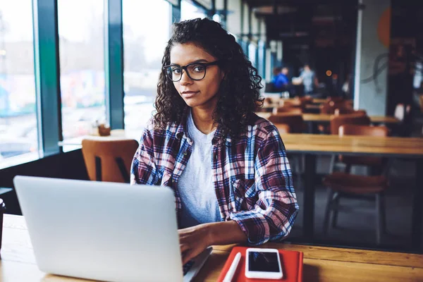 Retrato Atractiva Mujer Negra Gafas Usando Conexión Internet Para Comunicarse —  Fotos de Stock