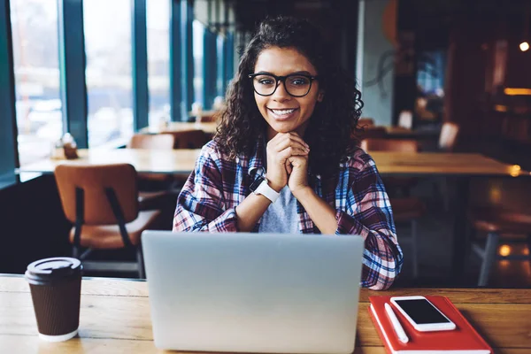 Blogueira Alegre Pele Escura Sentada Com Dispositivo Laptop Cafeteria Gastando — Fotografia de Stock