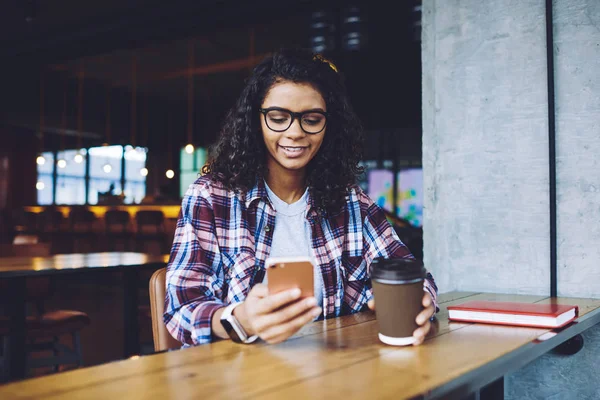 Lycklig Afrikansk Kvinnlig Bloggare Njuter Tid För Kommunikation Med Anhängare — Stockfoto