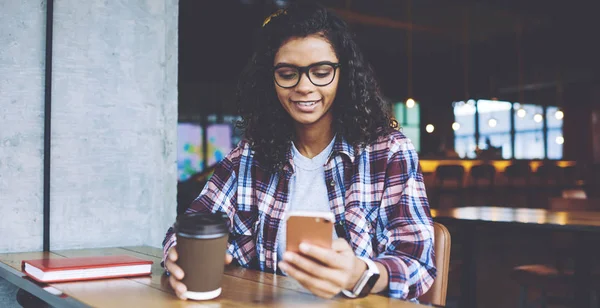 Blogger Africana Feliz Disfrutando Tiempo Para Comunicación Con Seguidores Las — Foto de Stock