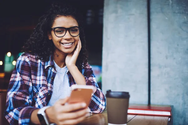 Porträtt Glad Hipster Flicka Glasögon Njuter Tid För Meddelandehantering Moderna — Stockfoto