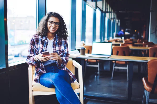 Retrato Jovem Menina Hipster Alegre Vestuário Elegante Olhando Para Câmera — Fotografia de Stock