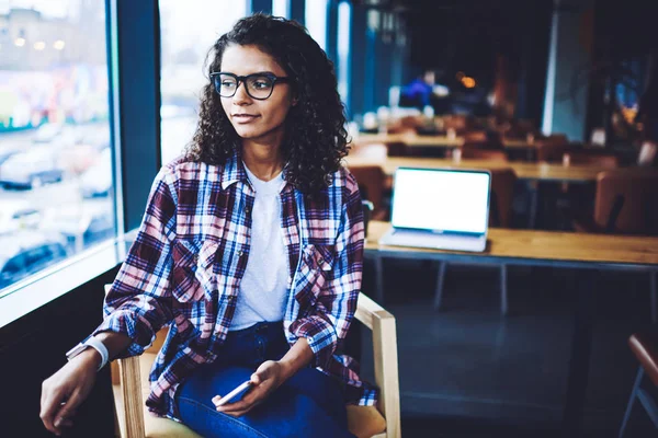 Doordachte Hipster Meisje Optische Brillen Voor Ogen Bescherming Kijken Weg — Stockfoto