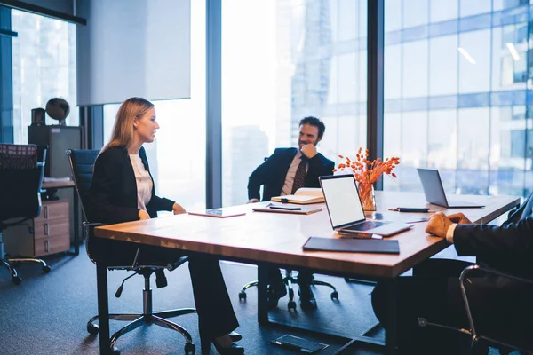 会議室の会議室に座っている男性と女性の同僚と起業プロジェクトのための生産的な戦略を計画するための時間を過ごす 起業家精神の概念 — ストック写真