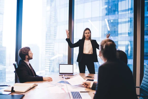 Directora Femenina Confusa Vestida Traje Formal Resolviendo Problemas Con Proyecto — Foto de Stock