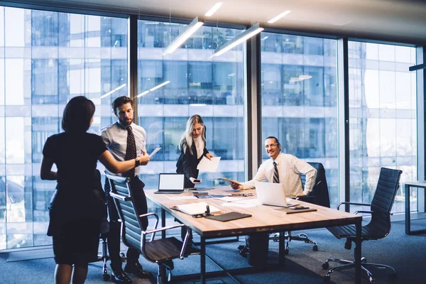 Proceso Cooperación Entre Hombres Mujeres Profesionales Colegas Corporativos Inteligentes Que —  Fotos de Stock