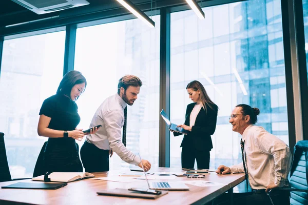 Volwassen Mannelijke Kantoormedewerkers Gekleed Pakken Bespreken Ideeën Meningen Financiële Startup — Stockfoto