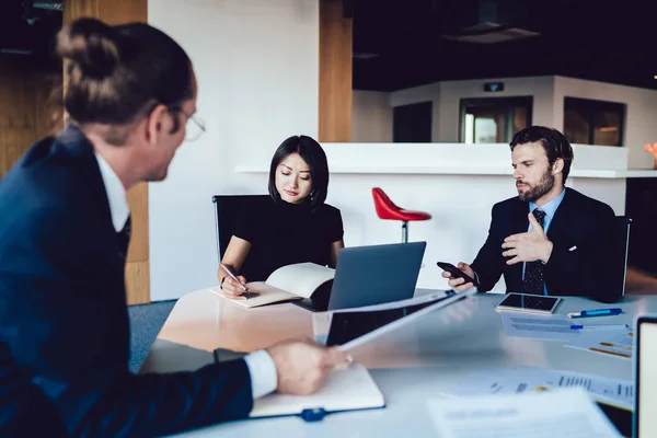 Chinesse Vrouwelijke Office Manager Schrijven Organisatieplan Voor Het Opstarten Het — Stockfoto