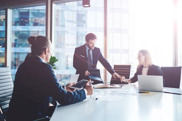 Expertos Financieros Profesionales Discutiendo Detalles Del Informe Durante Cooperación Interior — Foto de Stock