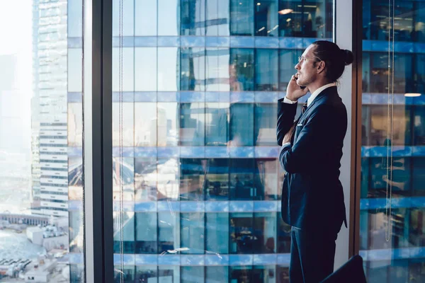 Vista Medias Del Empresario Masculino Hablando Por Teléfono Inteligente Mientras —  Fotos de Stock