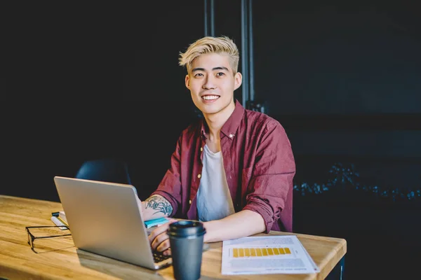 Young Happy Japanese Hipster Guy Souriant Regardant Loin Asseyant Dans — Photo