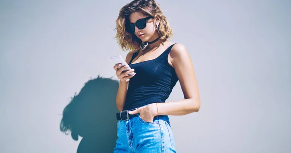 Menina Hipster Atraente Vestuário Moda Conversando Com Seguidores Rede Social — Fotografia de Stock